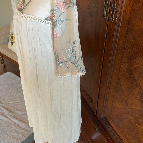 Ladies knee length lace dress. Sheer/lace shoulders and neckline. - Picture 2 of 4